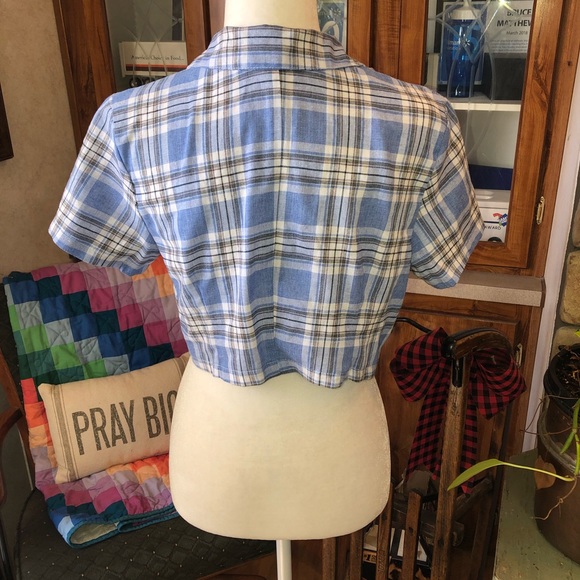 Romwe size large 8/10 cropped blue plaid short sleeve shirt. Super cute EUC - Picture 3 of 3
